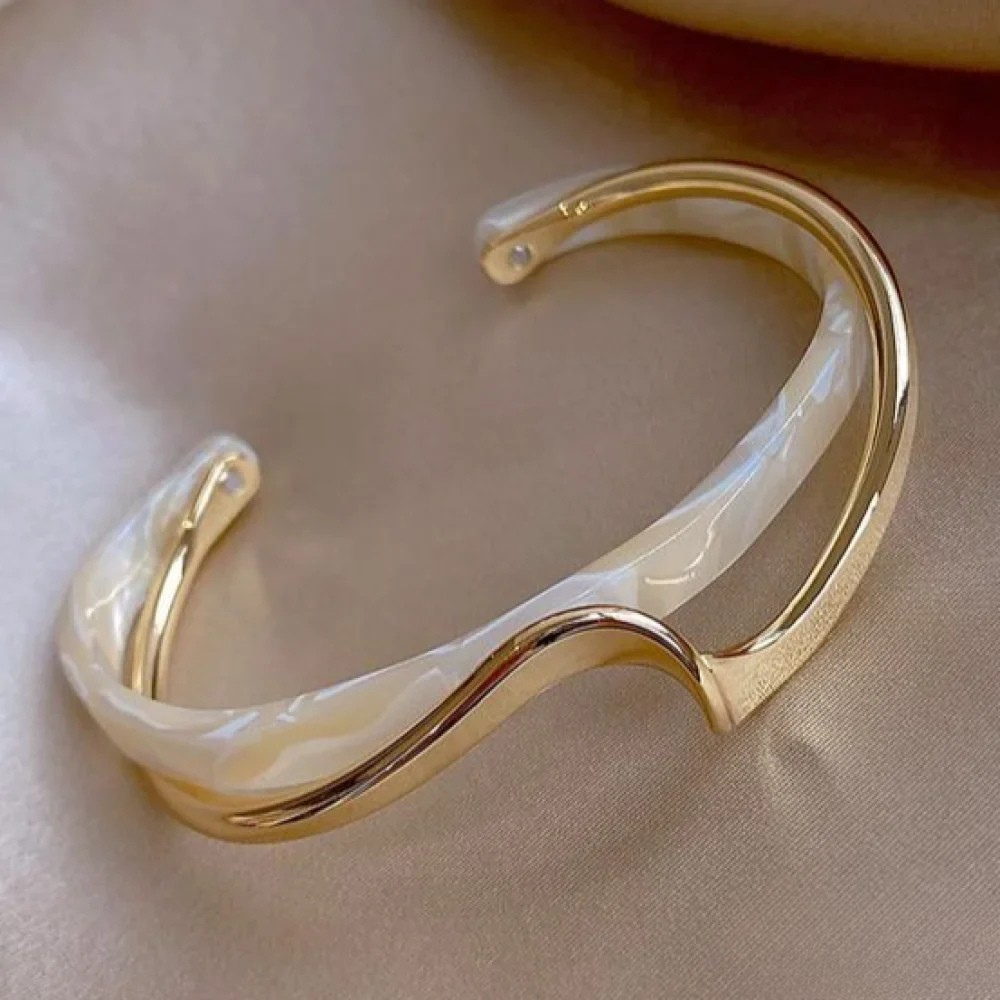 Elegant Gold Bracelet for Women with White Opal